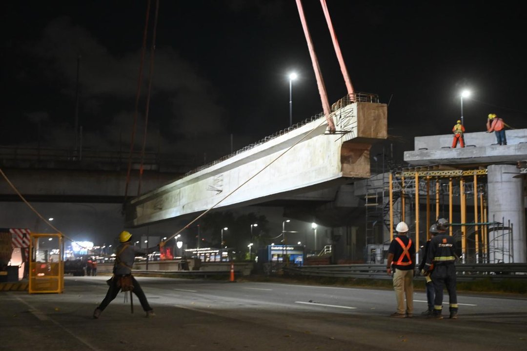 Operativo nocturno de colocación de vigas en el Puente Labruna