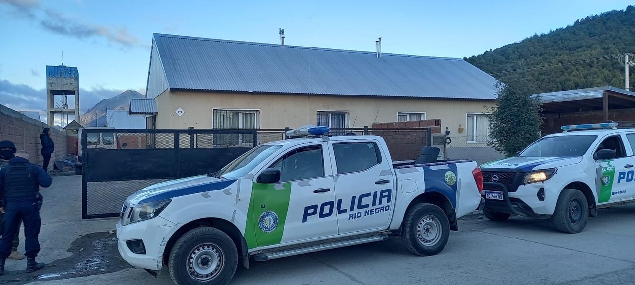 Peritos policiales trabajan en una vivienda de Bariloche