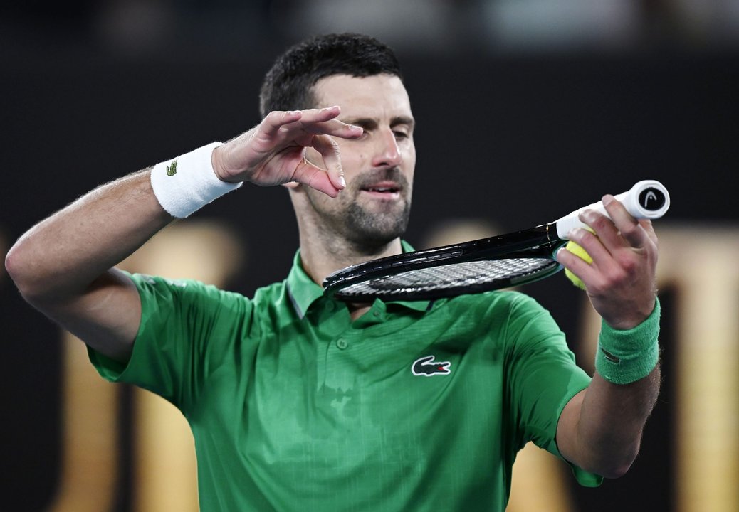 Novak Djokovic festeja su victoria ante Jannik Sinner en el Abierto de Australia