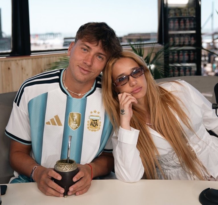 Ángela Torres y Marcos Giles confirman su noviazgo en streaming