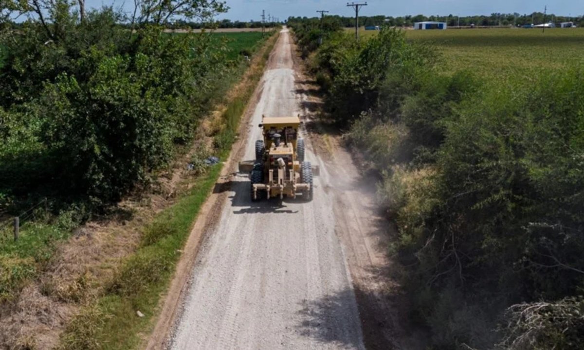 Maquinaria trabajando en caminos rurales de Santa Fe