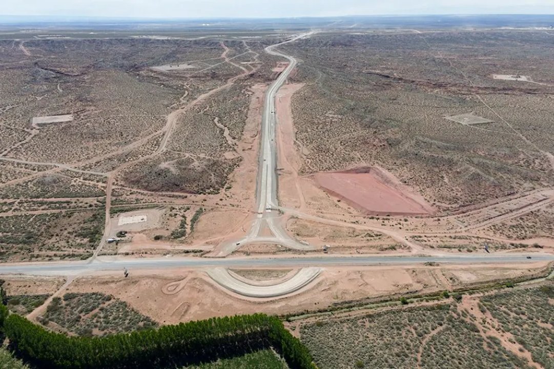 Zona de obras viales sobre la Ruta 7 en Neuquén