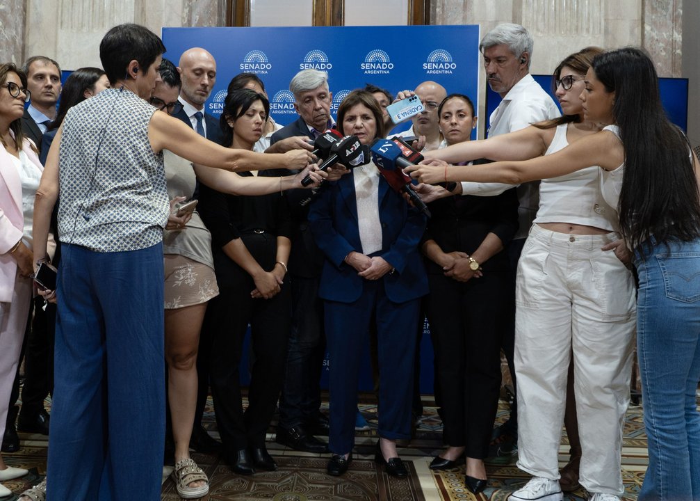 Patricia Bullrich junto a la madre de Jeremías Monzón en el Senado