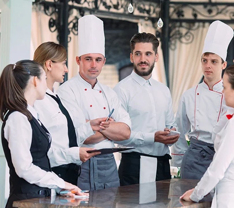 Jóvenes trabajando en hotelería y turismo en Argentina