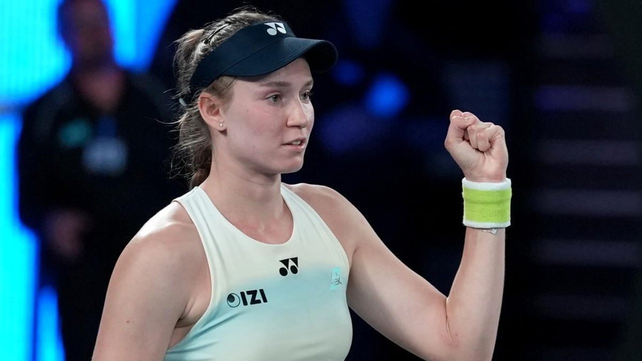 Elena Rybakina levanta el trofeo del Abierto de Australia