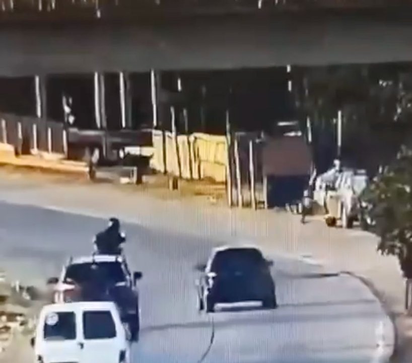 Patrullero y ambulancia en un operativo policial en Quilmes