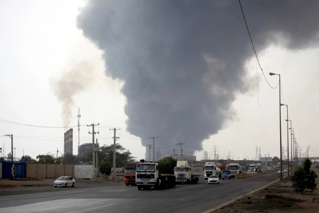 Edificio dañado tras explosión en Bandar Abbas, Irán