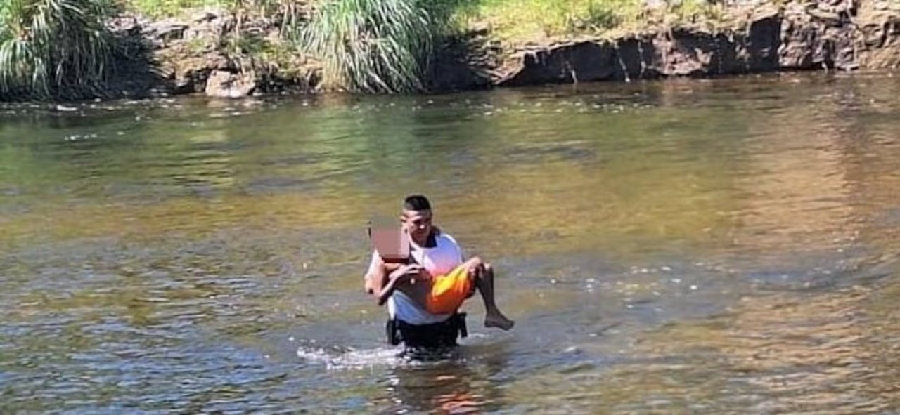 Operativo policial de rescate de un niño en un río de Córdoba