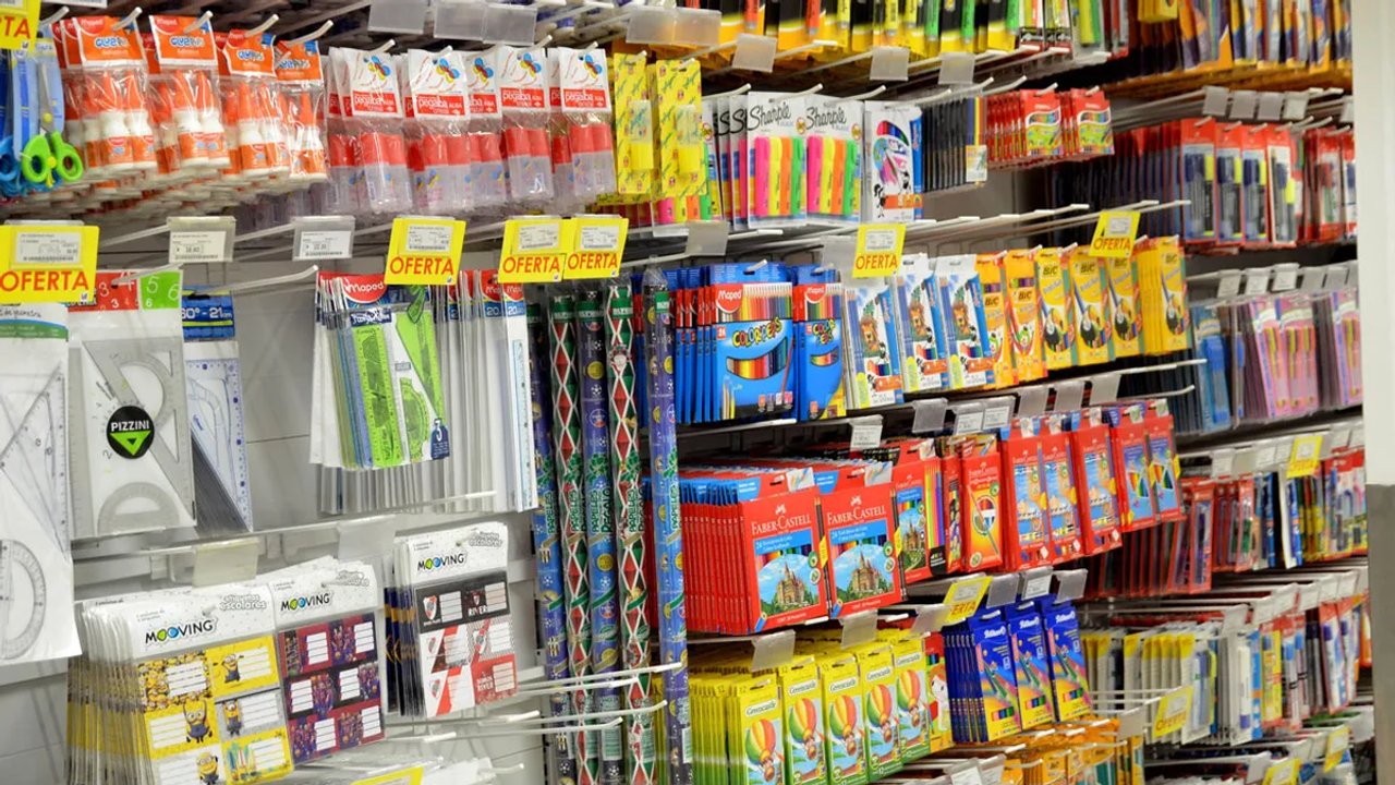 Consumidores frente a góndolas de supermercado en Argentina