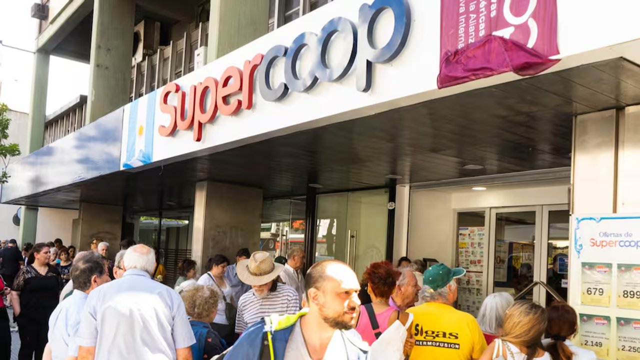 Fachada de un local de la cadena Supercoop en la Ciudad de Buenos Aires