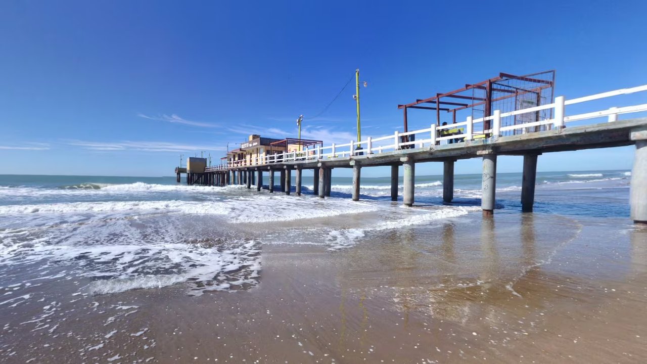 Patrullero y operativo policial en la zona del muelle de Pinamar