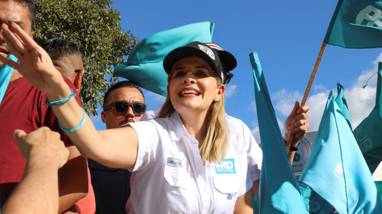 Ciudadanos de Costa Rica concurren a votar en una jornada clave