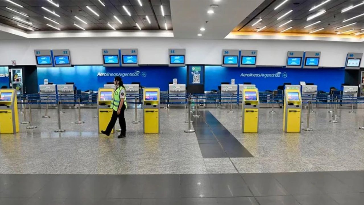 Pasajeros con demoras en los aeropuertos argentinos