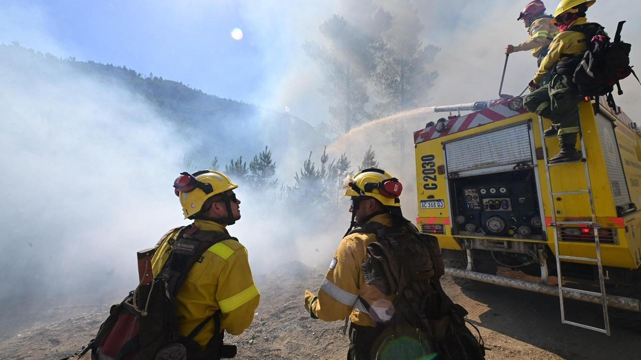 Brigadistas combaten incendios forestales en la Patagonia