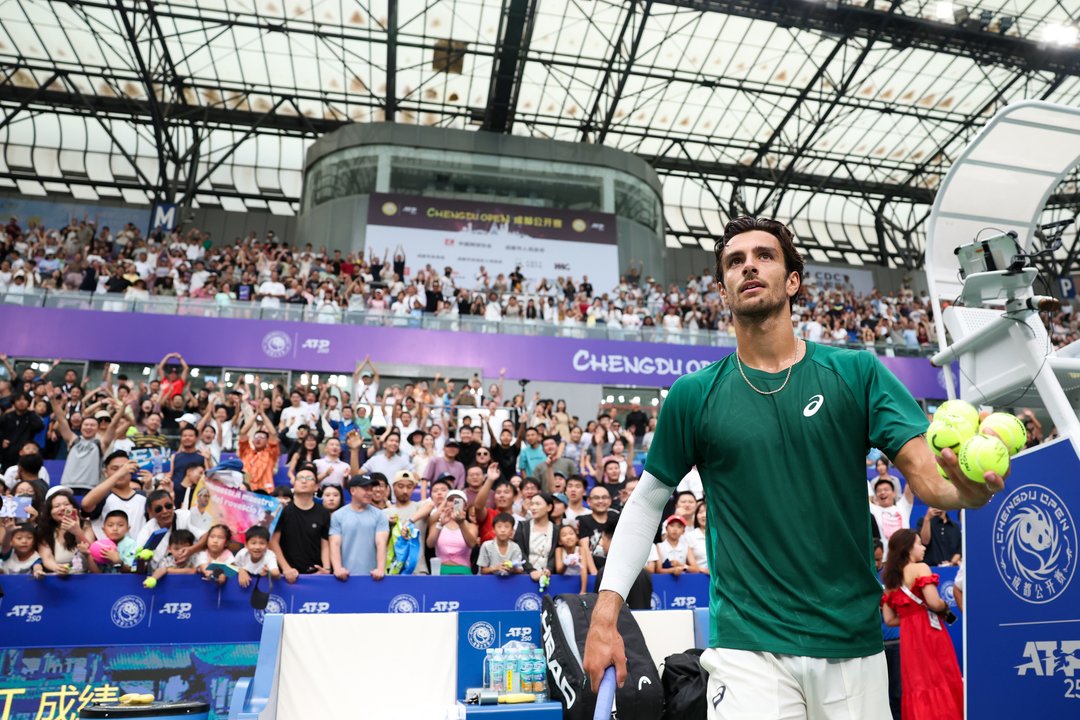 Lorenzo Musetti durante un partido de tenis