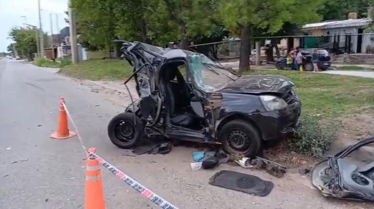 Patrullero y peritos trabajando en un choque fatal en Córdoba