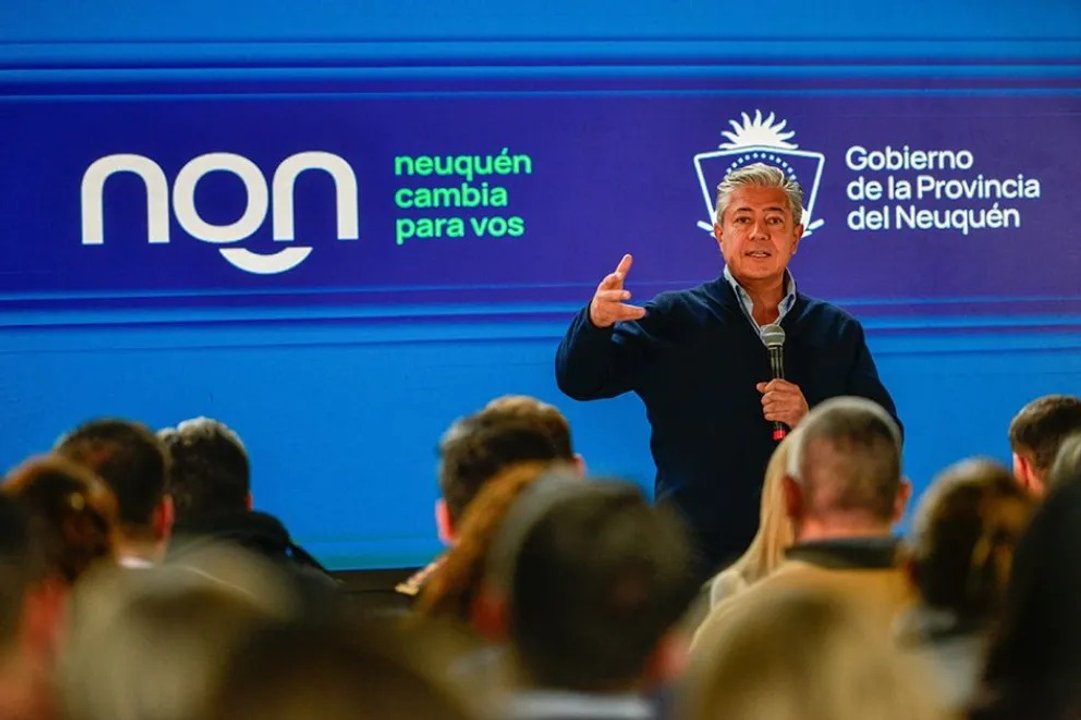 Gobernador Rolando Figueroa y obras públicas en Neuquén