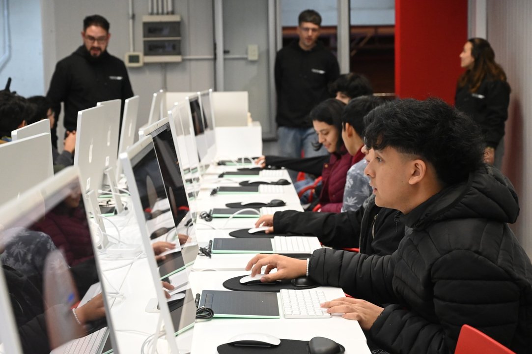 Jóvenes estudiantes participan de actividades en TUMO Buenos Aires