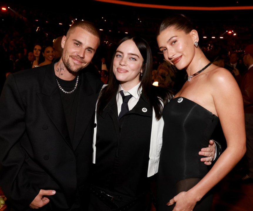 Billie Eilish y otros artistas en los Premios Grammy con pin ICE Out