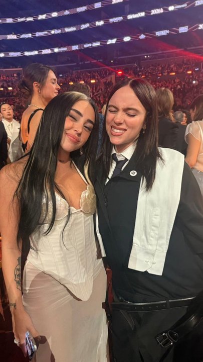 Nicki Nicole y Billie Eilish se saludan en la ceremonia de los Grammy