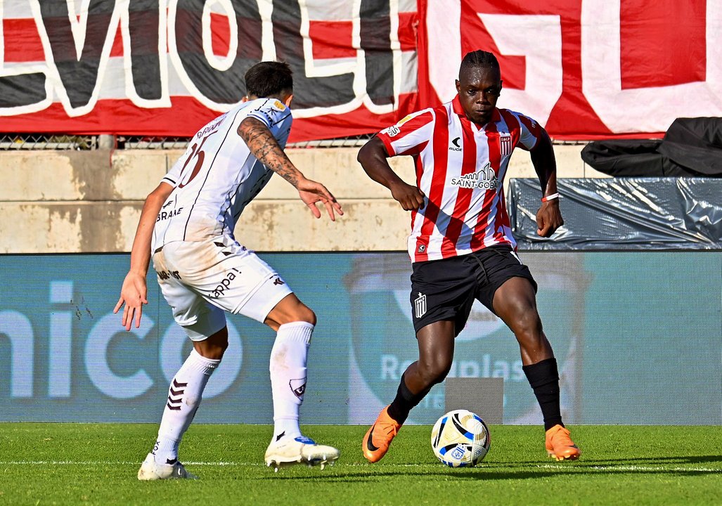 Edwuin Cetré con la camiseta de Estudiantes de La Plata
