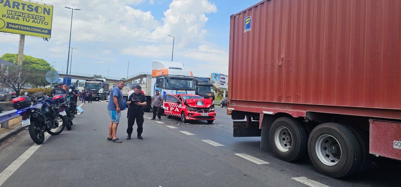 Operativo de emergencia tras choque múltiple en la avenida Cantilo