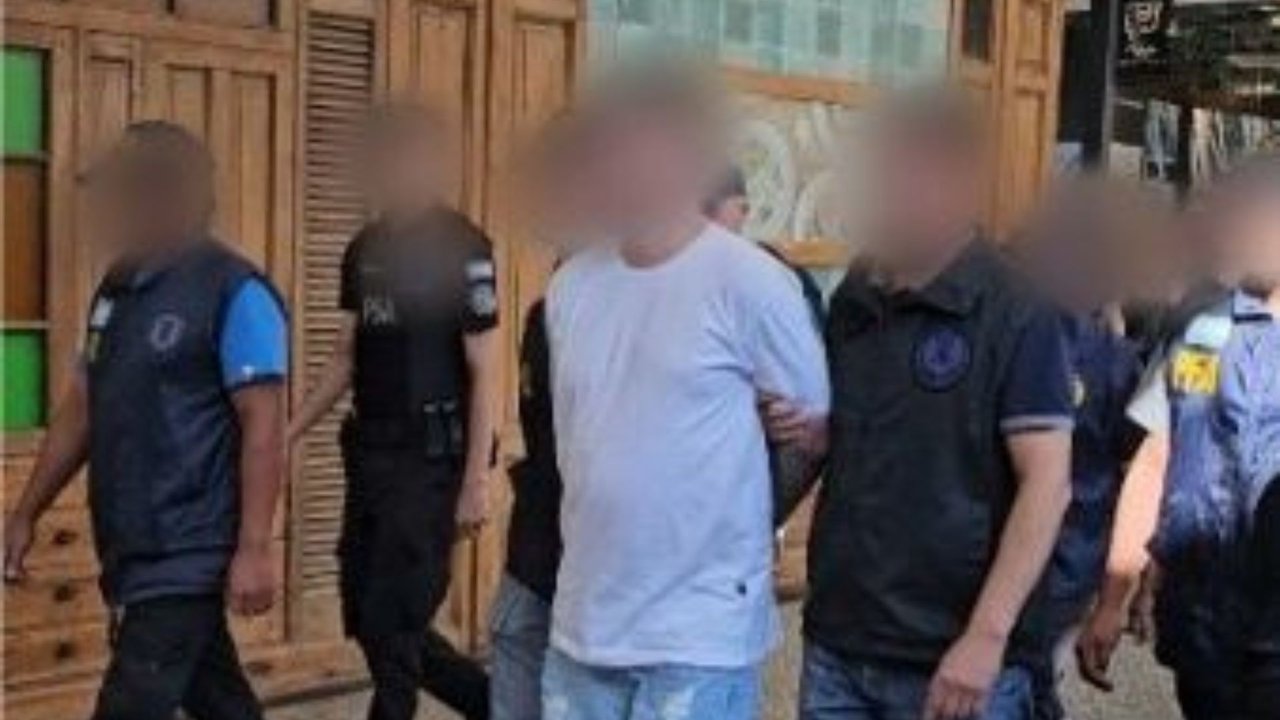 Traslado de un detenido para ser deportado