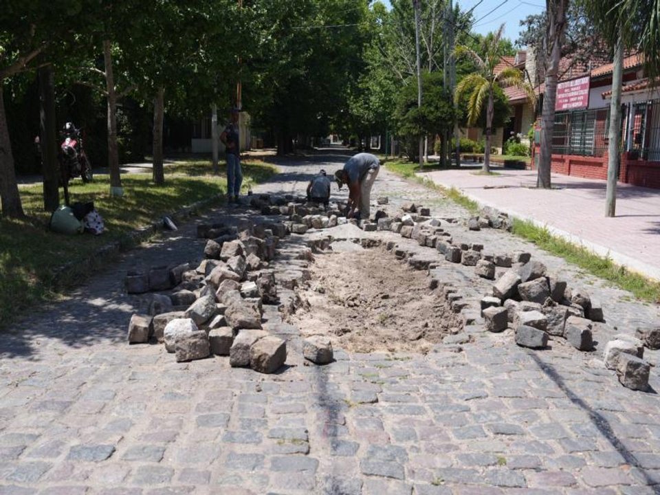 Trabajos de restauración de calles adoquinadas en Lomas de Zamora