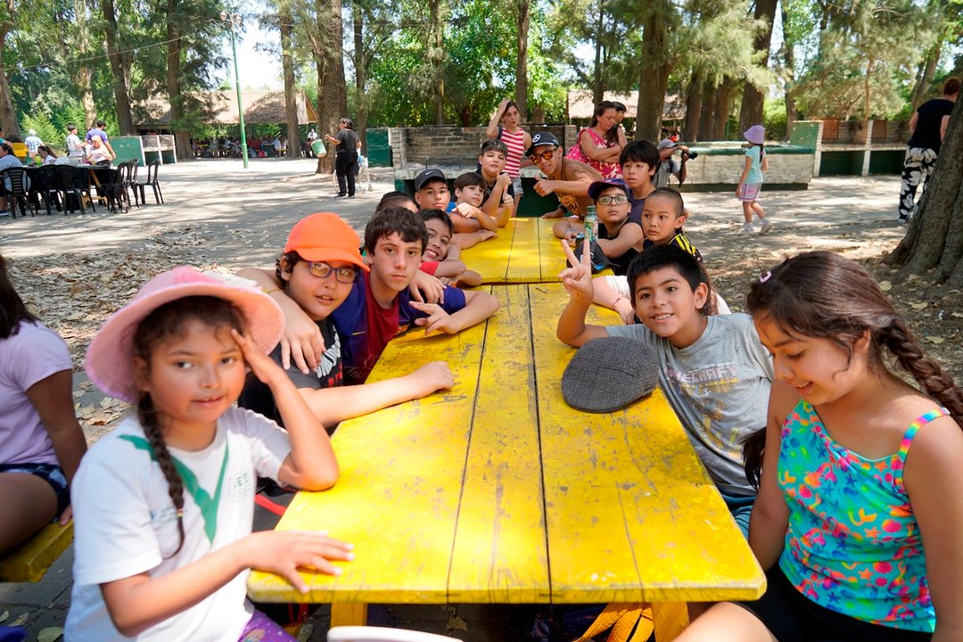Campamento del programa Merlo Inclusivo en el predio de Ferrocarril Oeste en Pontevedra