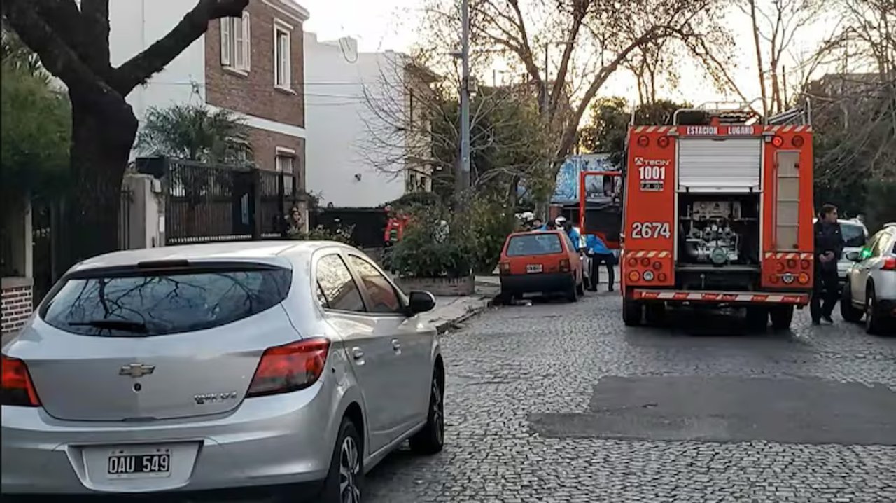 Patrullero y cinta policial en operativo en Villa Devoto