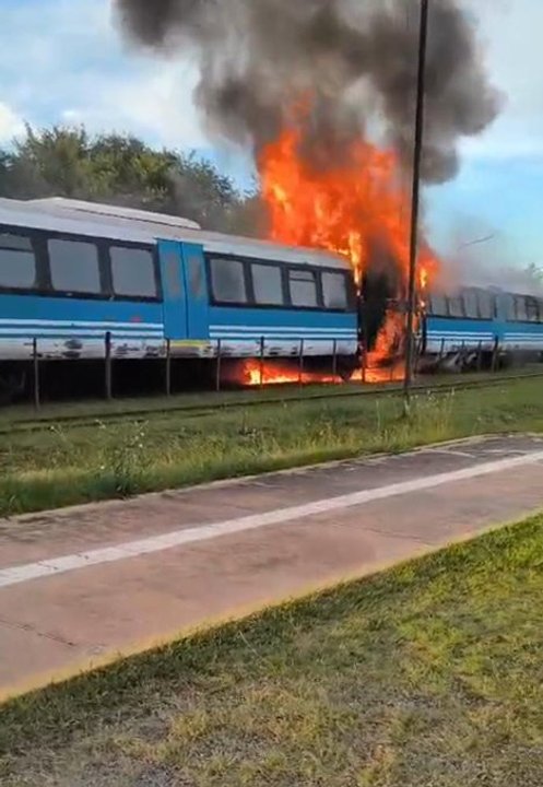 Operativo de bomberos por el incendio en el Tren de las Sierras