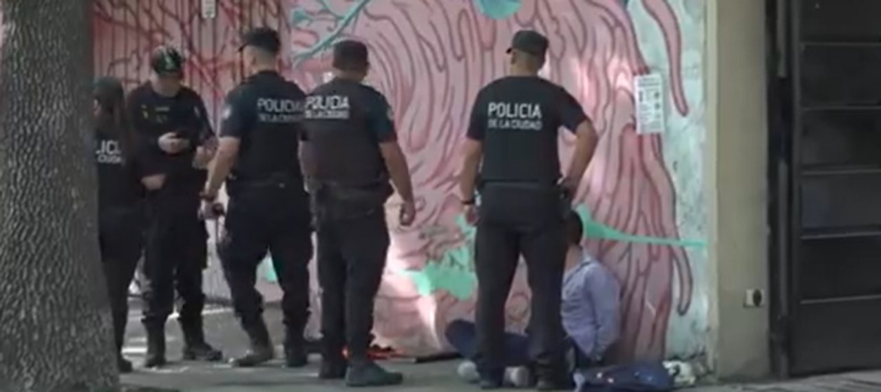 Patrullero policial en operativo en la Ciudad de Buenos Aires