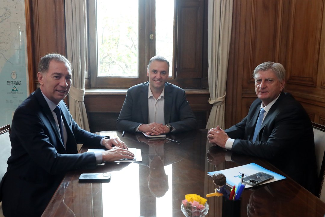 El gobernador Sergio Ziliotto ingresa a Casa Rosada para reunirse con funcionarios nacionales