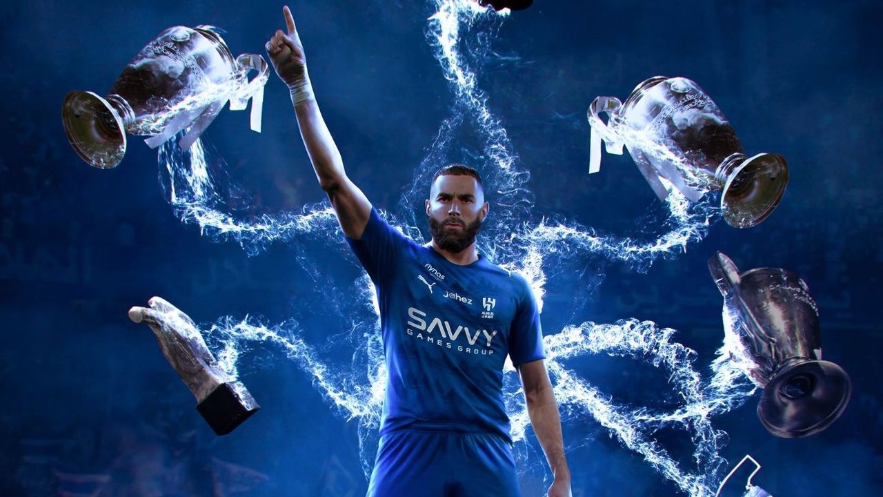 Karim Benzema con la camiseta de su nuevo club, Al Hilal
