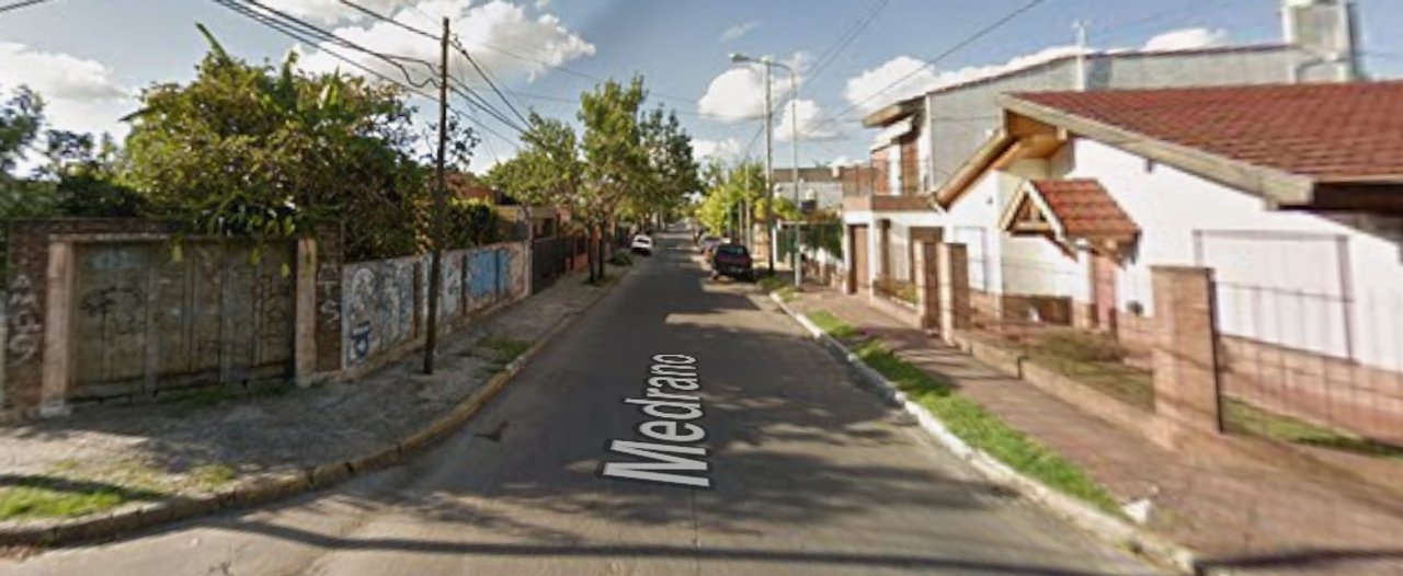 Patrullero policial en una escena de crimen en el conurbano bonaerense