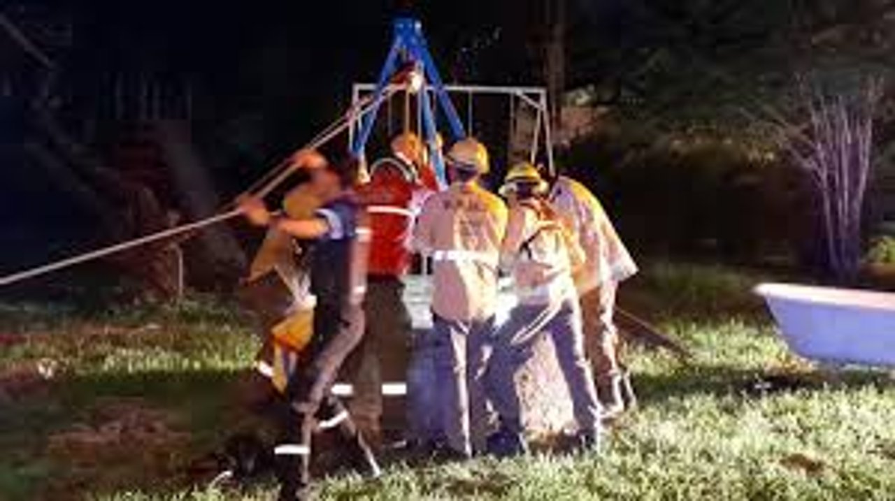 Bomberos rescatan a un padre y su hija del interior de un aljibe en Cosquín, Córdoba