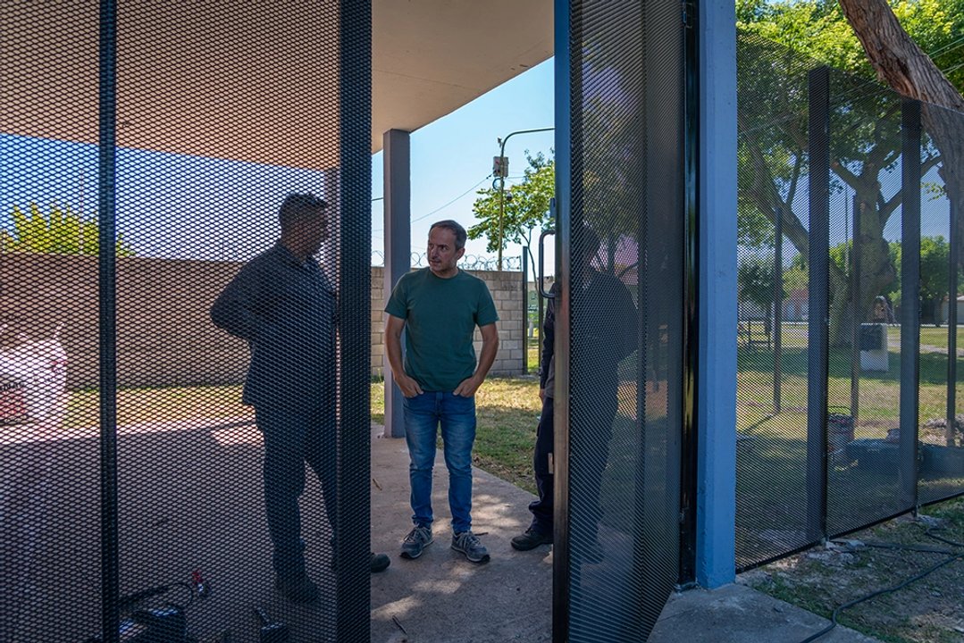 El intendente Sebastián Abella recorre las obras en el CAPS del barrio 9 de Julio, en Campana