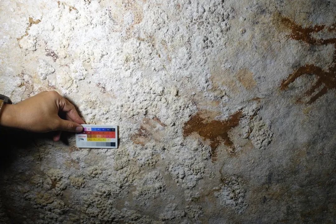 Plantilla de mano prehistórica en cueva de Indonesia
