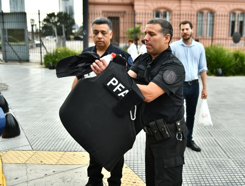 Policía federal protestando armado frente a Casa Rosada