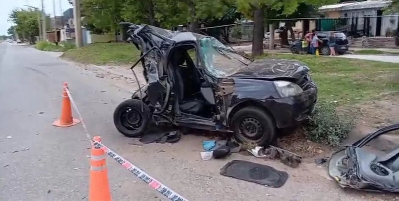 Patrullero y peritos en el lugar de un siniestro vial en Córdoba