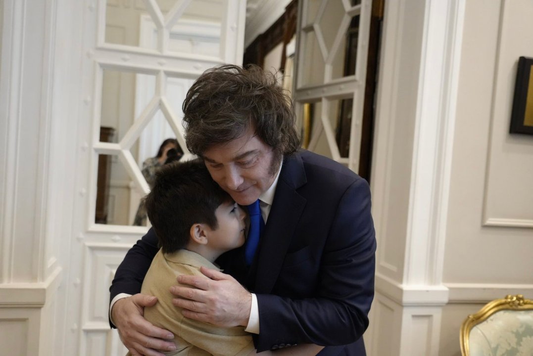 Javier Milei abraza al niño Pedro en Casa Rosada