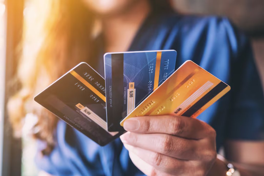 Persona revisando sus deudas y organizando su economía