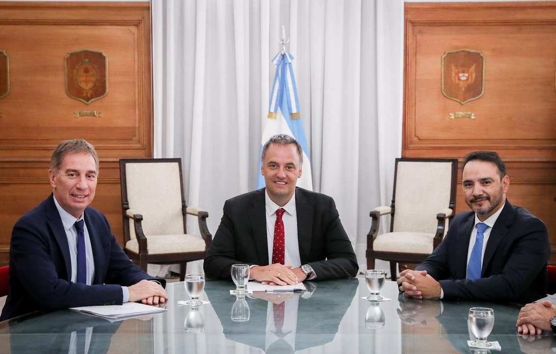 Manuel Adorni reunido con el gobernador correntino Gustavo Valdés