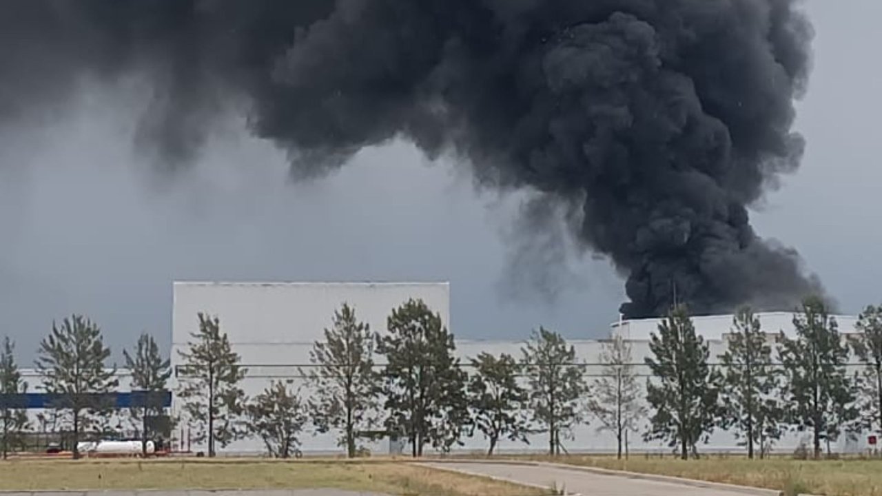 Incendio en una fábrica de plásticos en Carlos Spegazzini