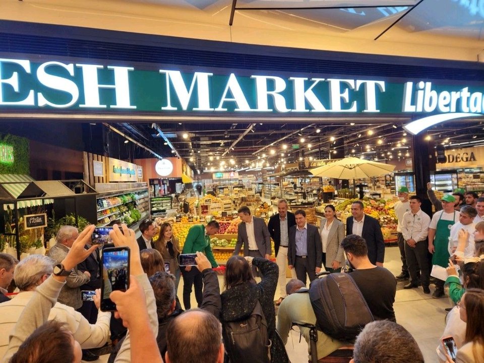 Fachada de un local de la cadena de supermercados Libertad en un centro comercial