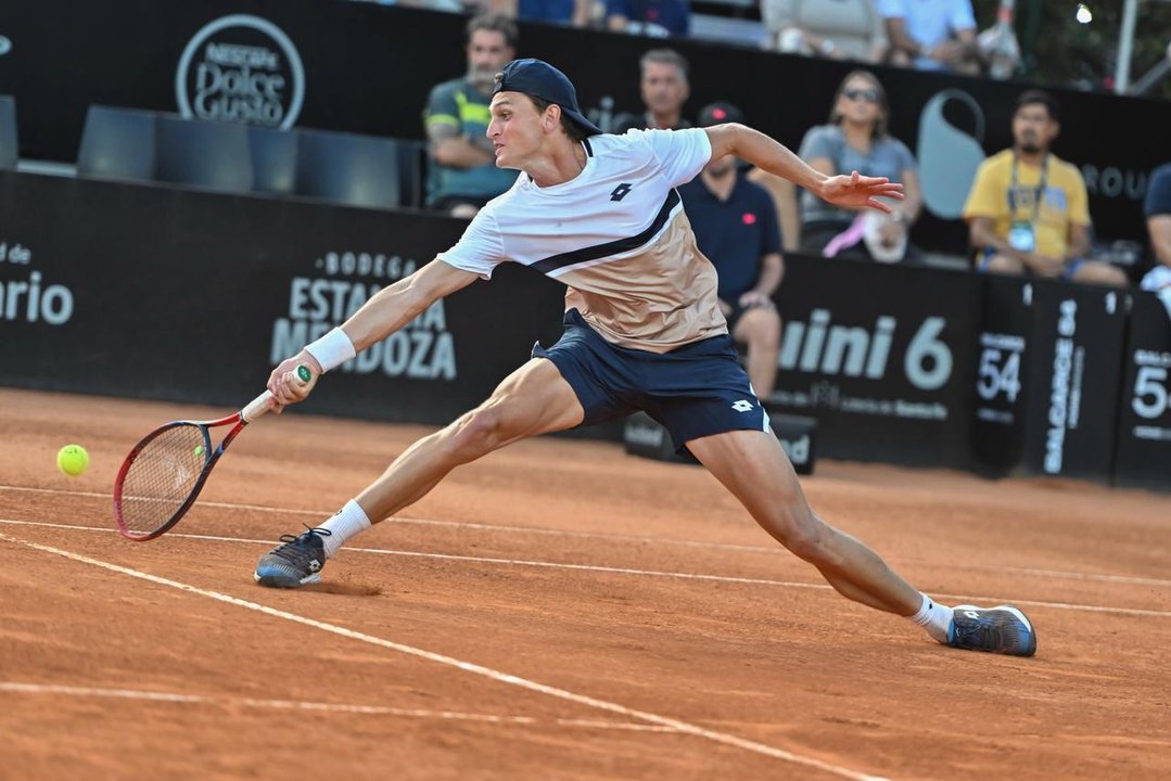 Tenistas argentinos en acción en el Challenger de Rosario