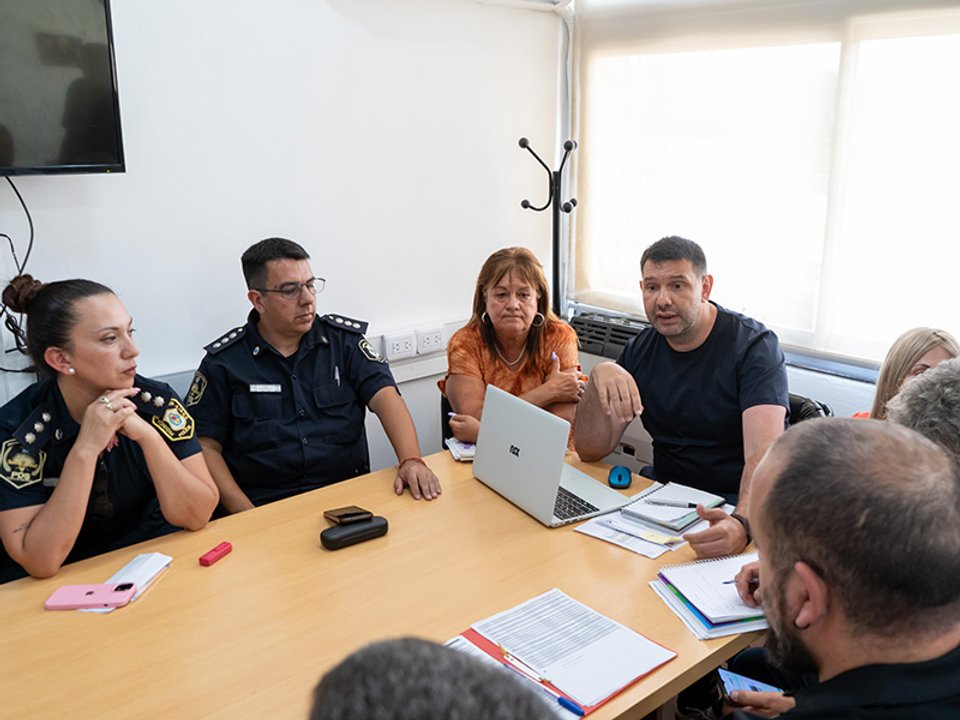 Reunión de autoridades en Florencio Varela por vandalismo en escuelas