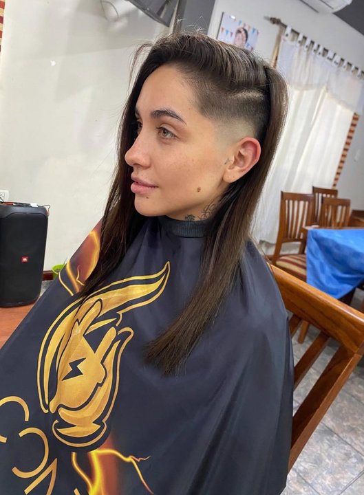 María Becerra luce su nuevo corte de pelo con rapado lateral