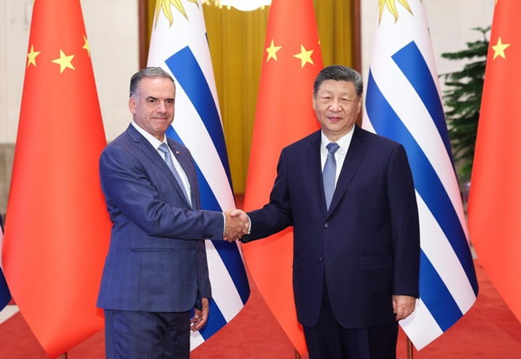 Yamandú Orsi junto a Xi Jinping en el Gran Palacio del Pueblo en Beijing