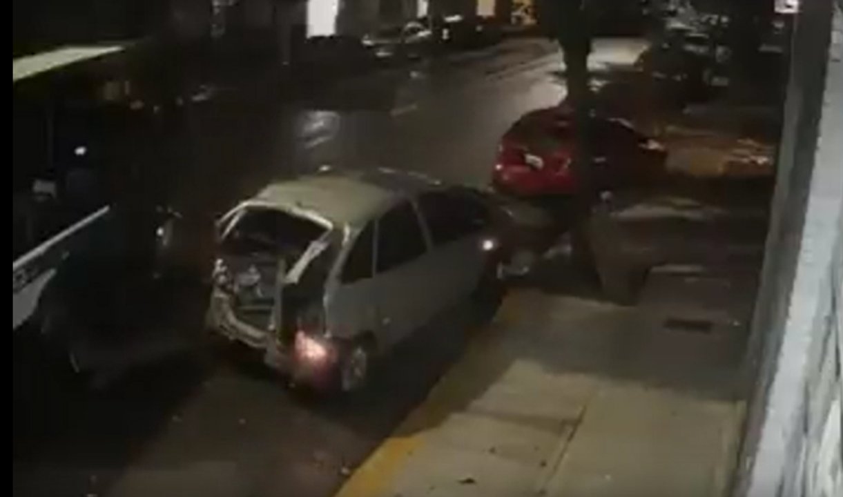 Colectivo chocado contra autos estacionados en Caballito
